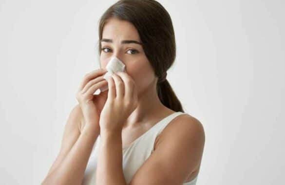 Nez qui coule comme de l’eau et éternuements : 3 traitements rapides et efficaces
