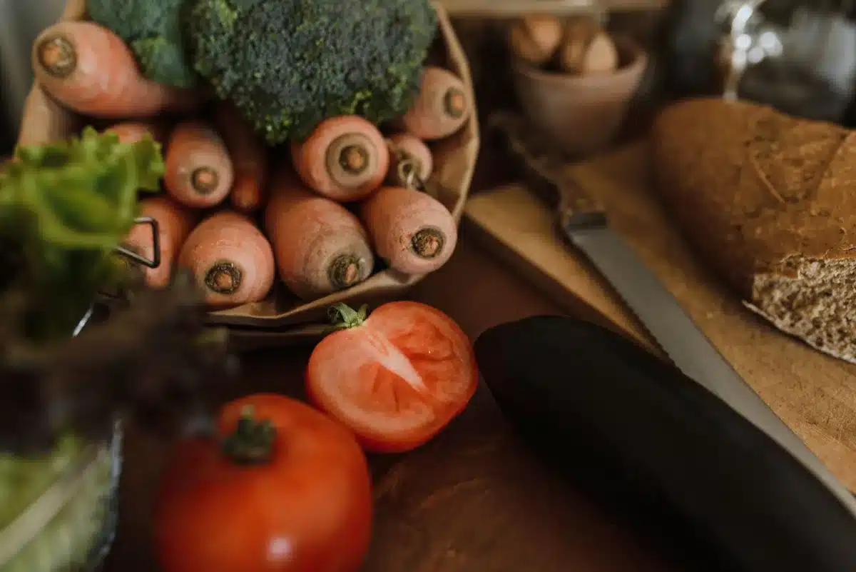 Assiette équilibrée avec légumes frais, protéines et fibres