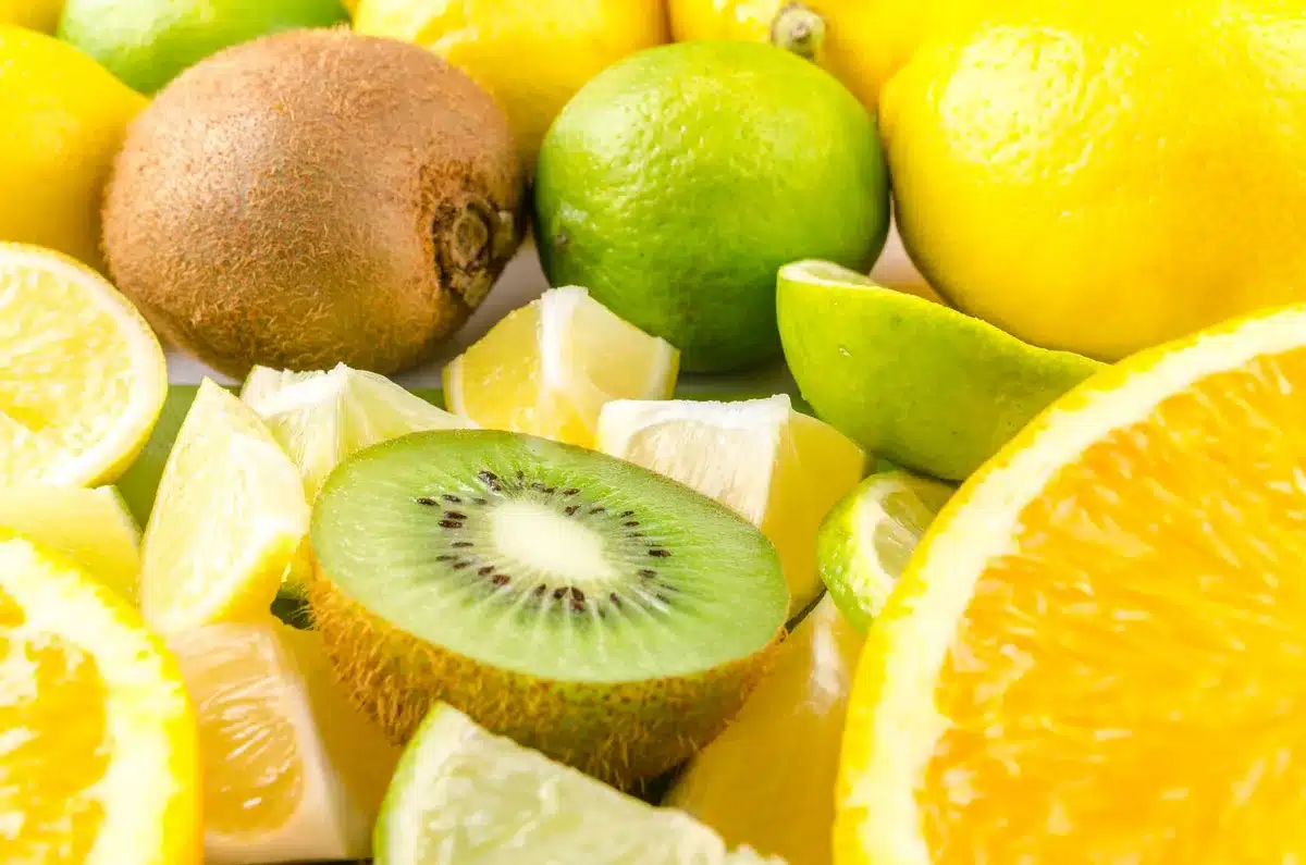 Agrumes frais (citrons, oranges) riches en citrate pour prévenir les calculs