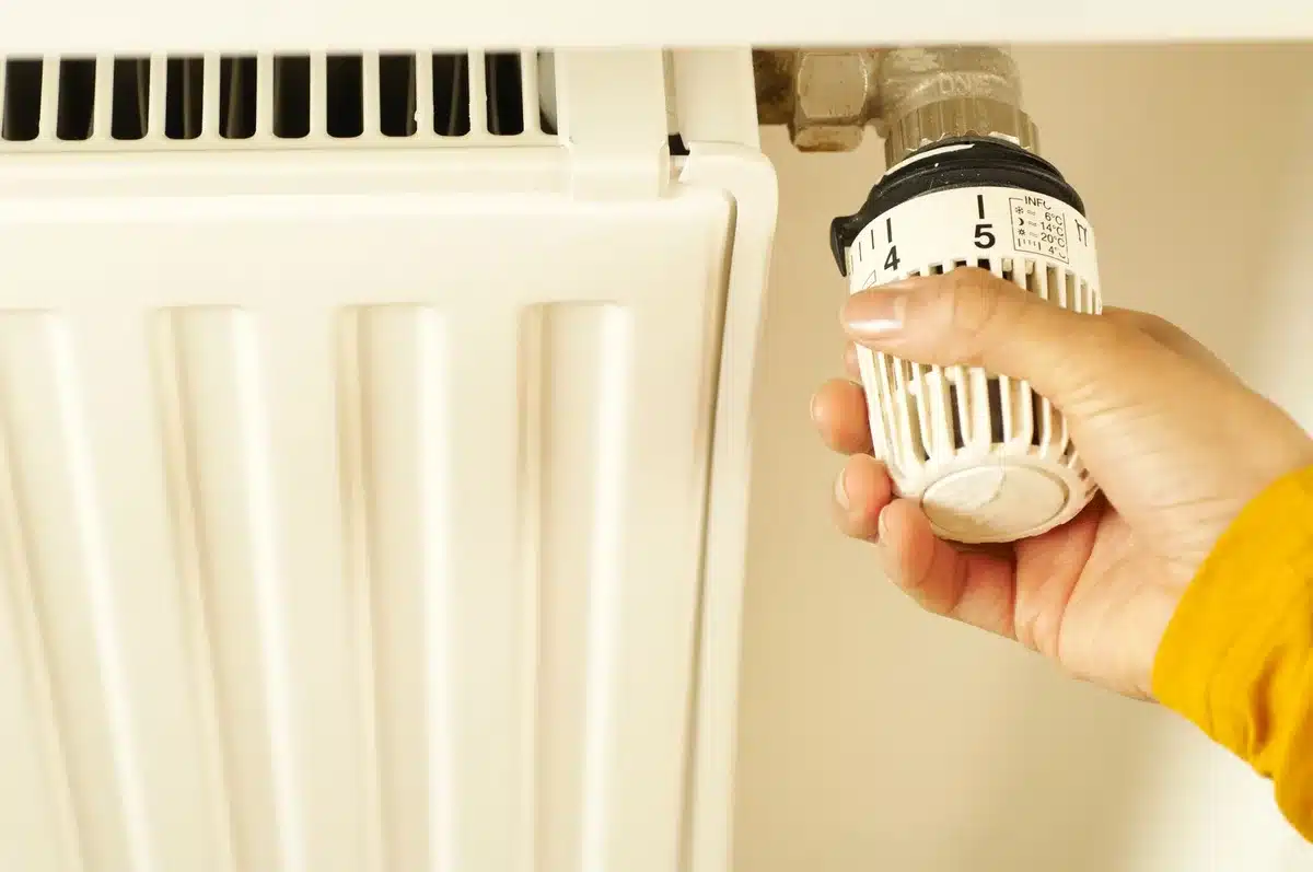 Chambre bien aérée avec thermostat visible, environnement frais et confortable