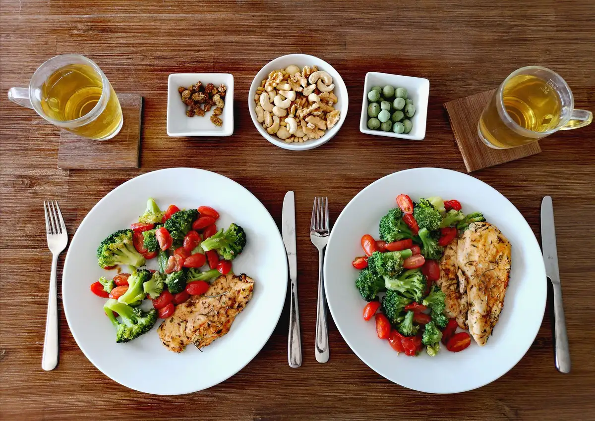 Assiette équilibrée avec légumes et aliments riches en nutriments