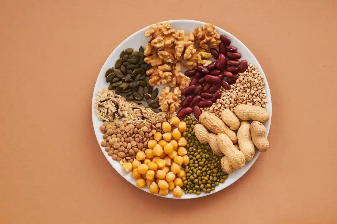 Aliments riches en zinc et suppléments sur un plan de travail de cuisine