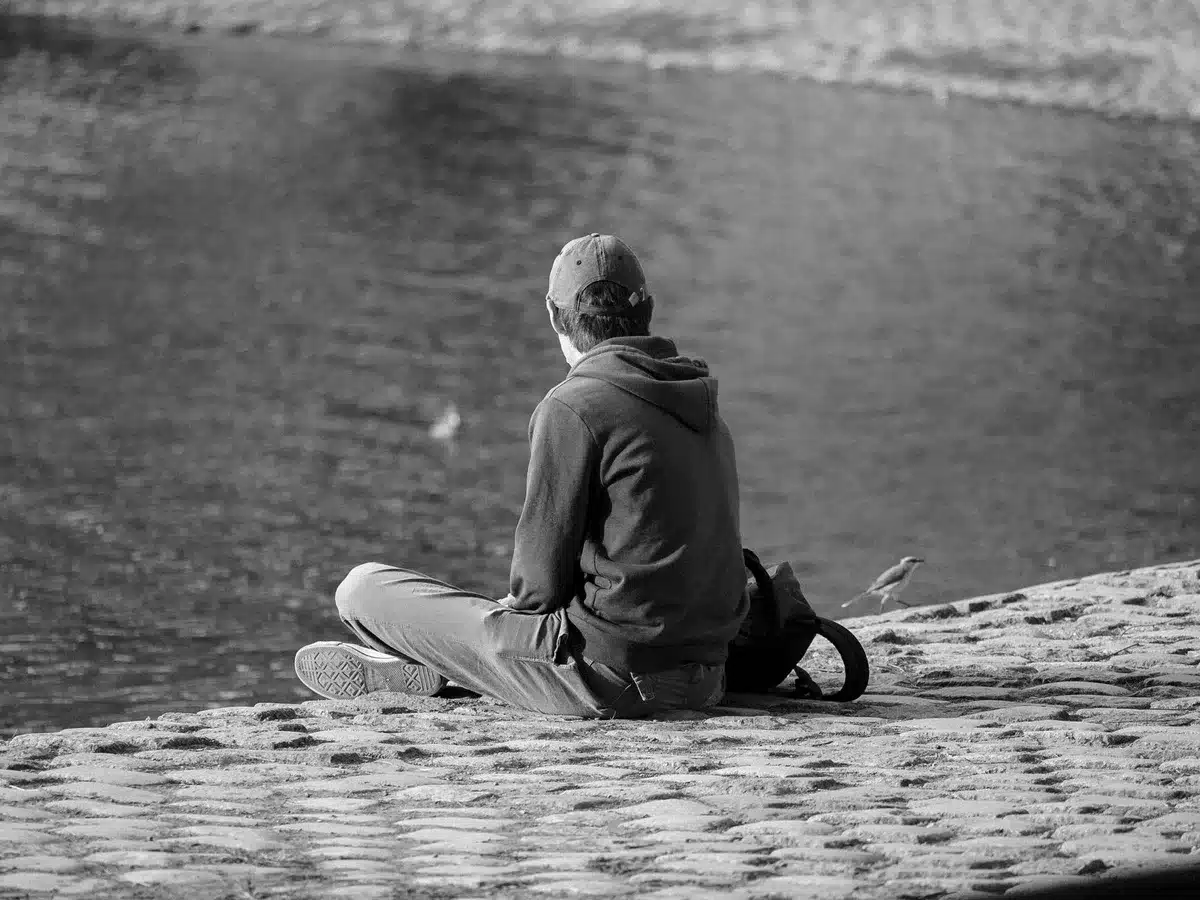 Personne assise avec le dos droit, dans une posture correcte pour pratiquer la cohérence cardiaque.