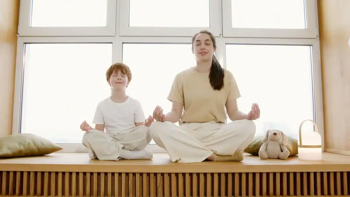 Enfant pratiquant un exercice de respiration calme dans une ambiance sereine.