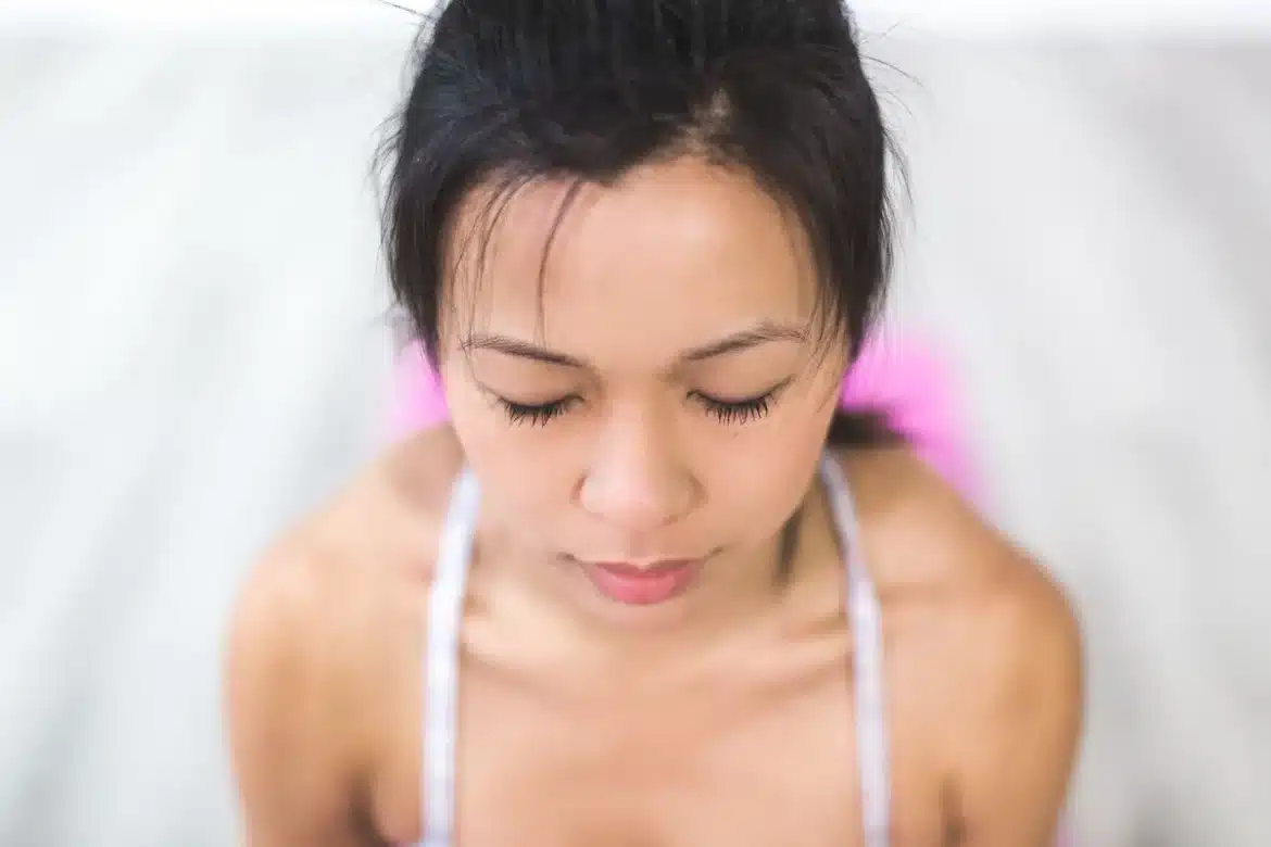 Personne assise dans une posture de détente, pratiquant la respiration consciente et la cohérence cardiaque.