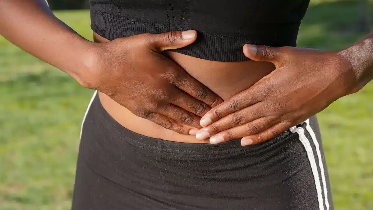 Femme ressentant un confort digestif et une meilleure régulation alimentaire