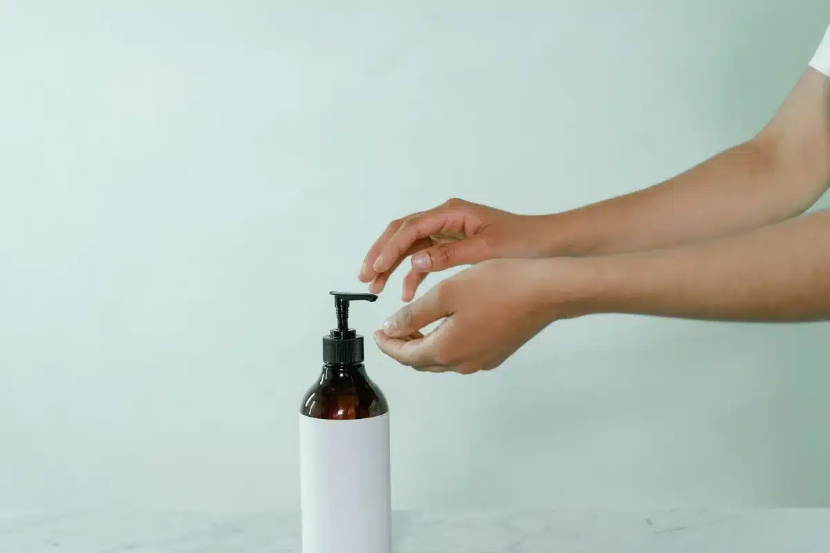 Étiquette d'un flacon de gel hydroalcoolique montrant la composition et les indications d'utilisation