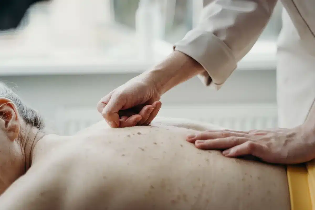 Illustration d'un massage de drainage lymphatique stimulant la circulation des liquides corporels.