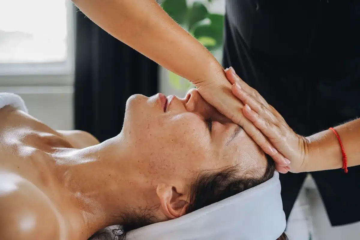 Personne en séance de détente et relaxation lors d'un massage bien-être dans un environnement calme.