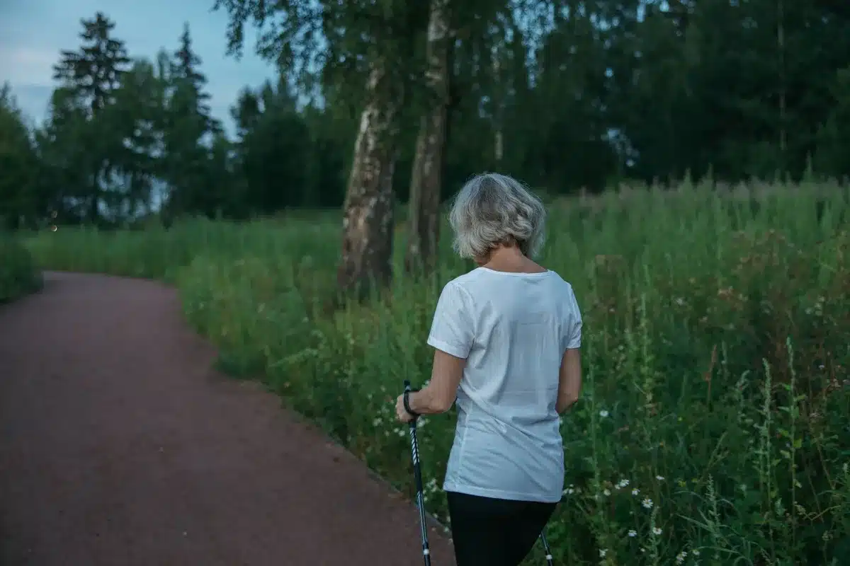 Personne marchant en plein air dans un environnement naturel, illustrant l'activité physique quotidienne