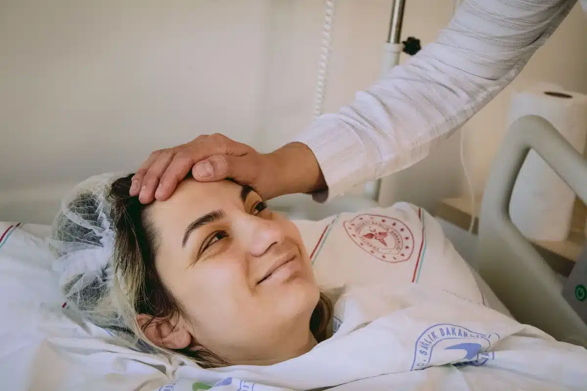 Femme observant son visage lors de la phase de récupération après un lifting, avec léger gonflement