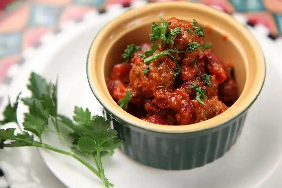 Plat de chili con carne épicé, riche en couleurs et en saveurs
