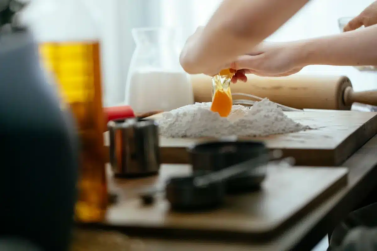 Préparation d'une recette maison avec ingrédients frais et épices naturelles