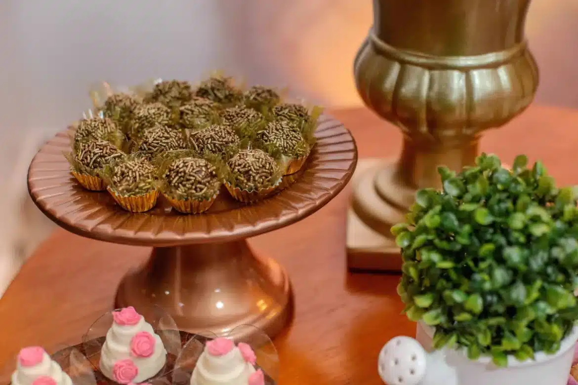 Petit dessert savouré consciemment sur une table calme, illustrant le plaisir sucré maîtrisé