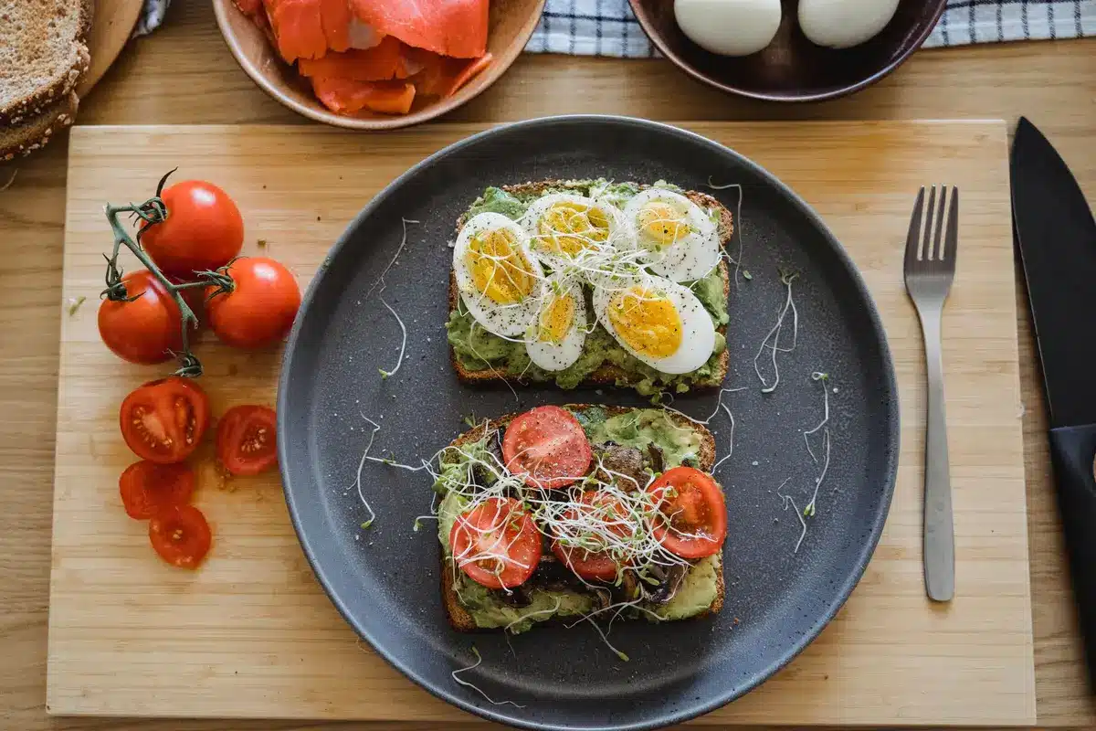 Assiette de petit-déjeuner riche en protéines pour améliorer la satiété