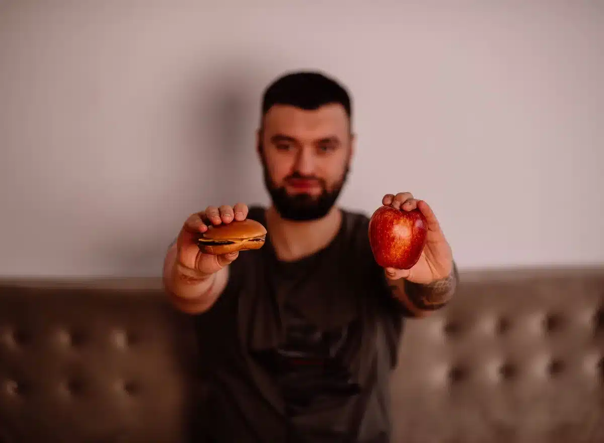 Aliments ultra-transformés riches en calories : biscuits, chips et sodas