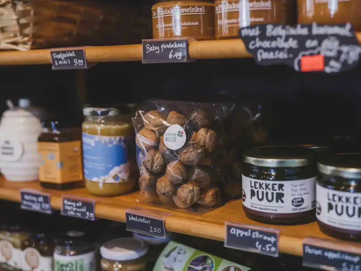 Rayons de supermarché remplis de produits ultra-transformés avec étiquettes nutritionnelles visibles