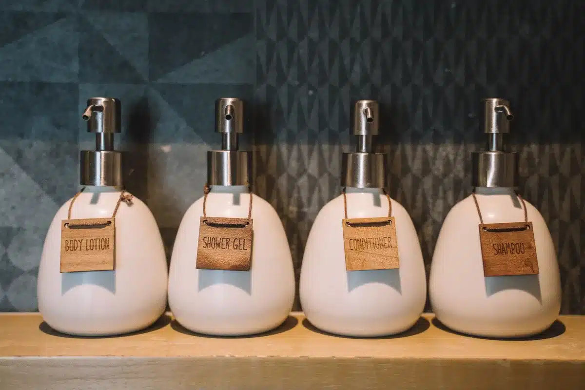 Bouteille de gel douche surgras posée dans une salle de bain minimaliste