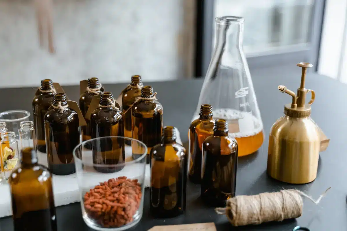 Différentes huiles végétales en flacons : amande douce, jojoba, avocat