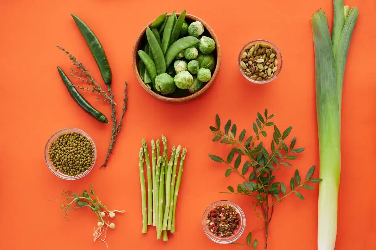 Asperges vertes fraîches et petits pois, légumes primeurs du printemps