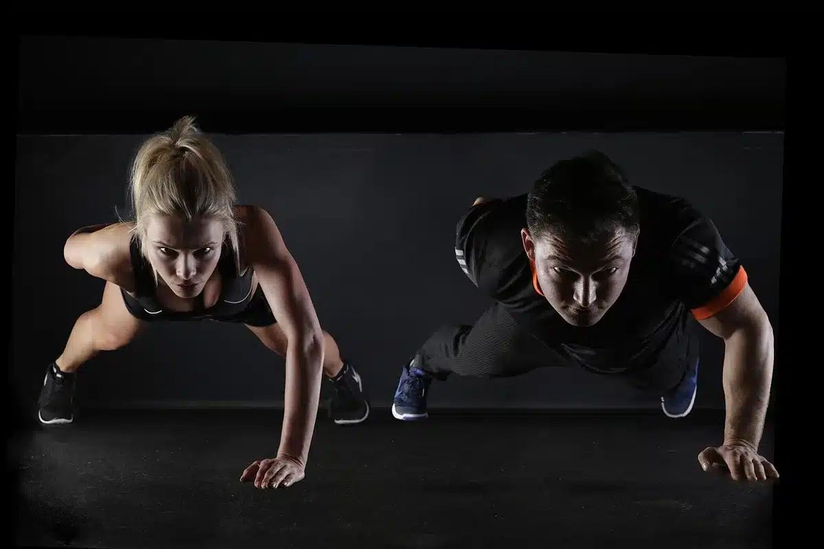 Femme effectuant des pompes inclinées sur les genoux pour débuter l'entraînement des triceps