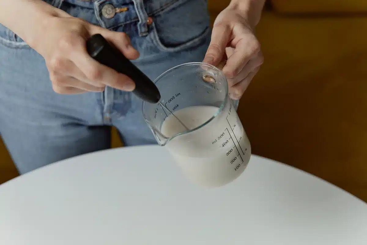Mousse d'aquafaba montée dans un bol, illustrant le pouvoir texturant des saponines en cuisine