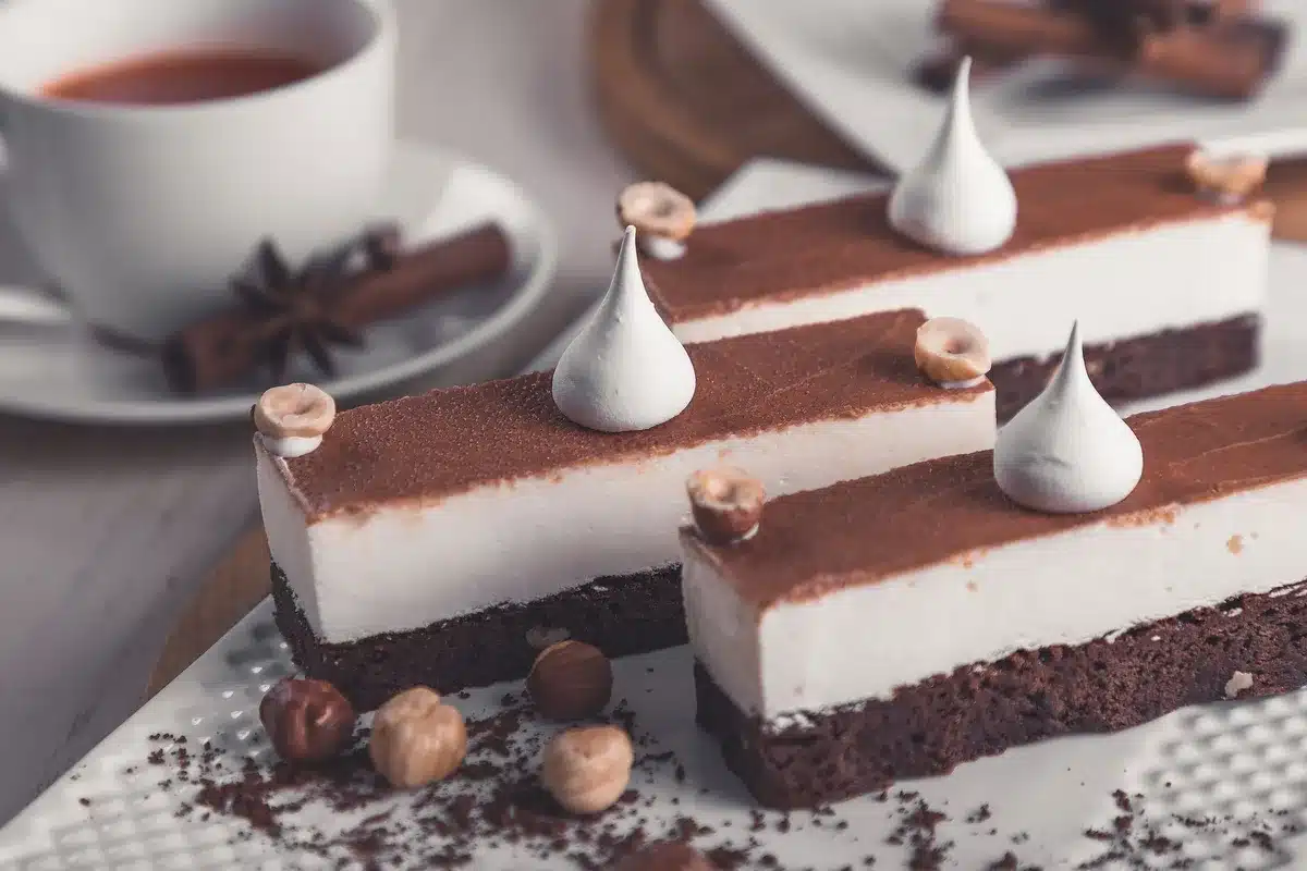 Pâtisseries végétales et meringues à base d'aquafaba sur une surface de travail