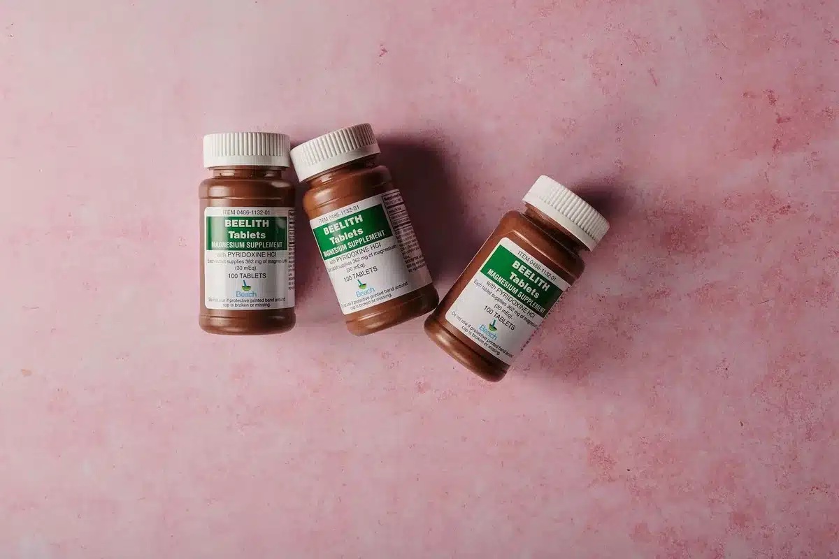 Rangée de bouteilles de compléments alimentaires avec étiquettes lisibles pour illustrer les différentes formes disponib