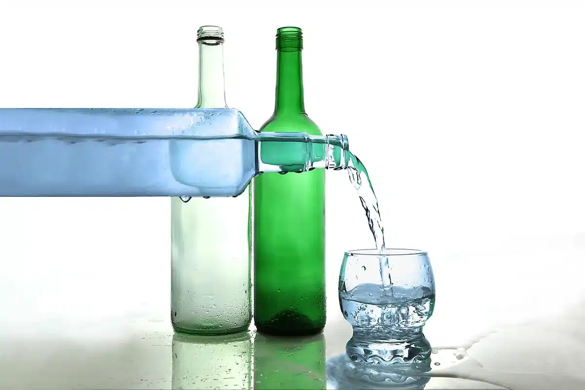 Serviette et bouteille d'eau après une séance, illustrant la perte d'eau par la sueur
