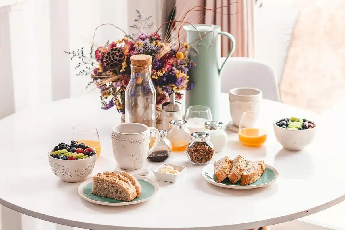 Carnet de planification de repas et petit-déjeuner équilibré près d'une fenêtre en journée