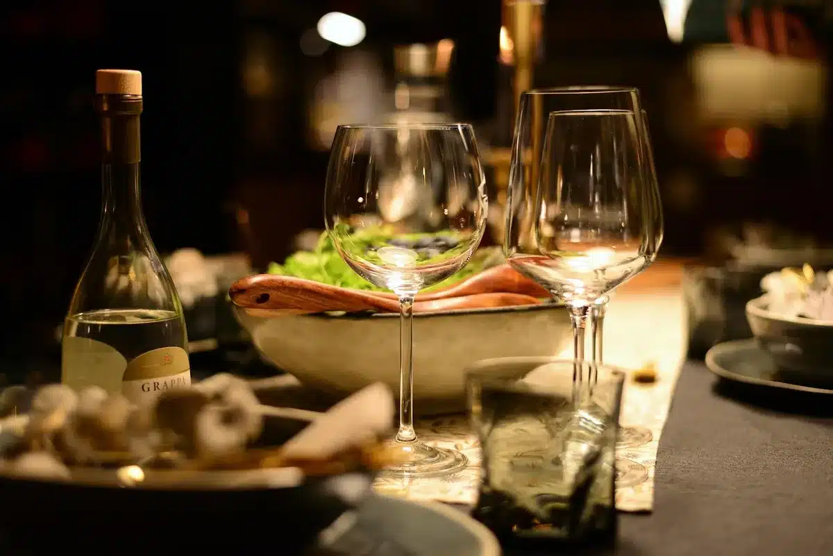 Table à manger chez soi avec éclairage doux et musique discrète en arrière-plan