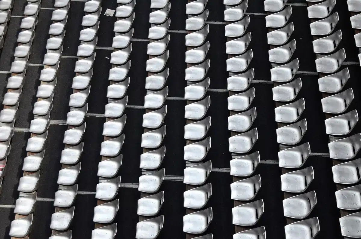 Différents types de coussins lombaires et d'assise alignés sur une table