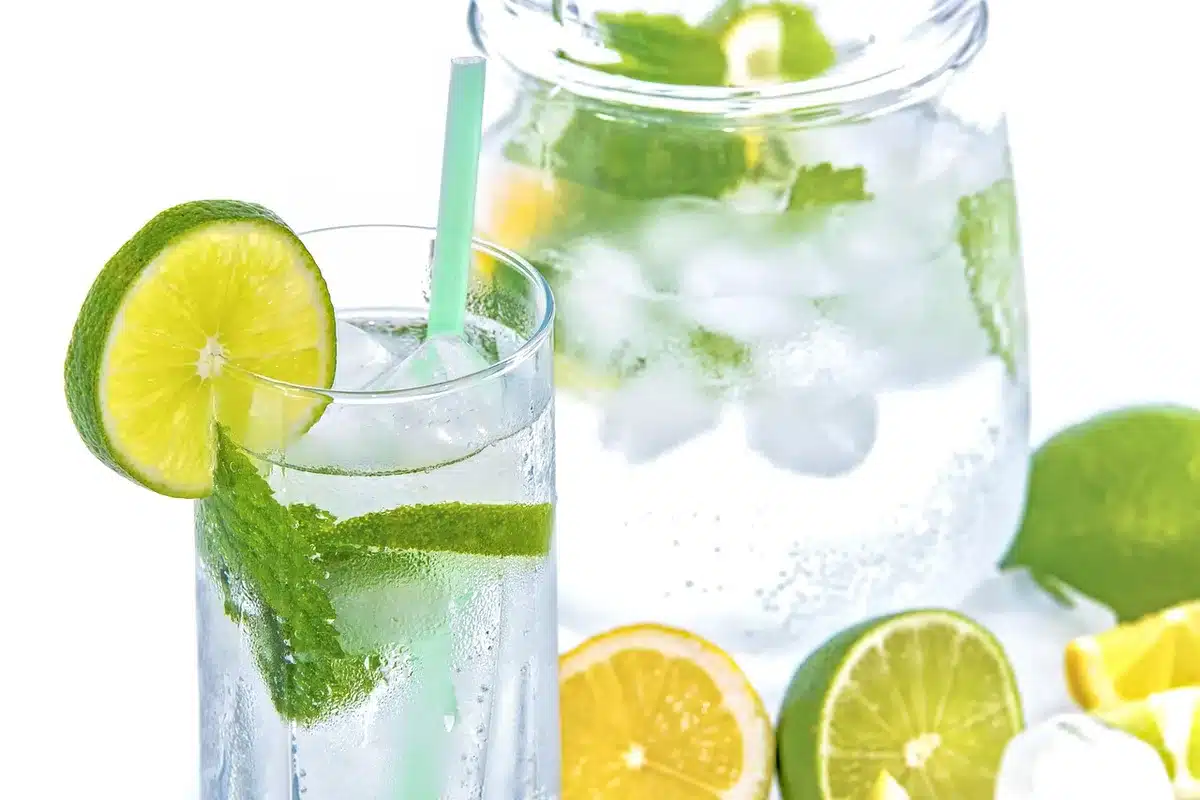 Comparaison entre un verre de jus de fruits et des fruits entiers frais