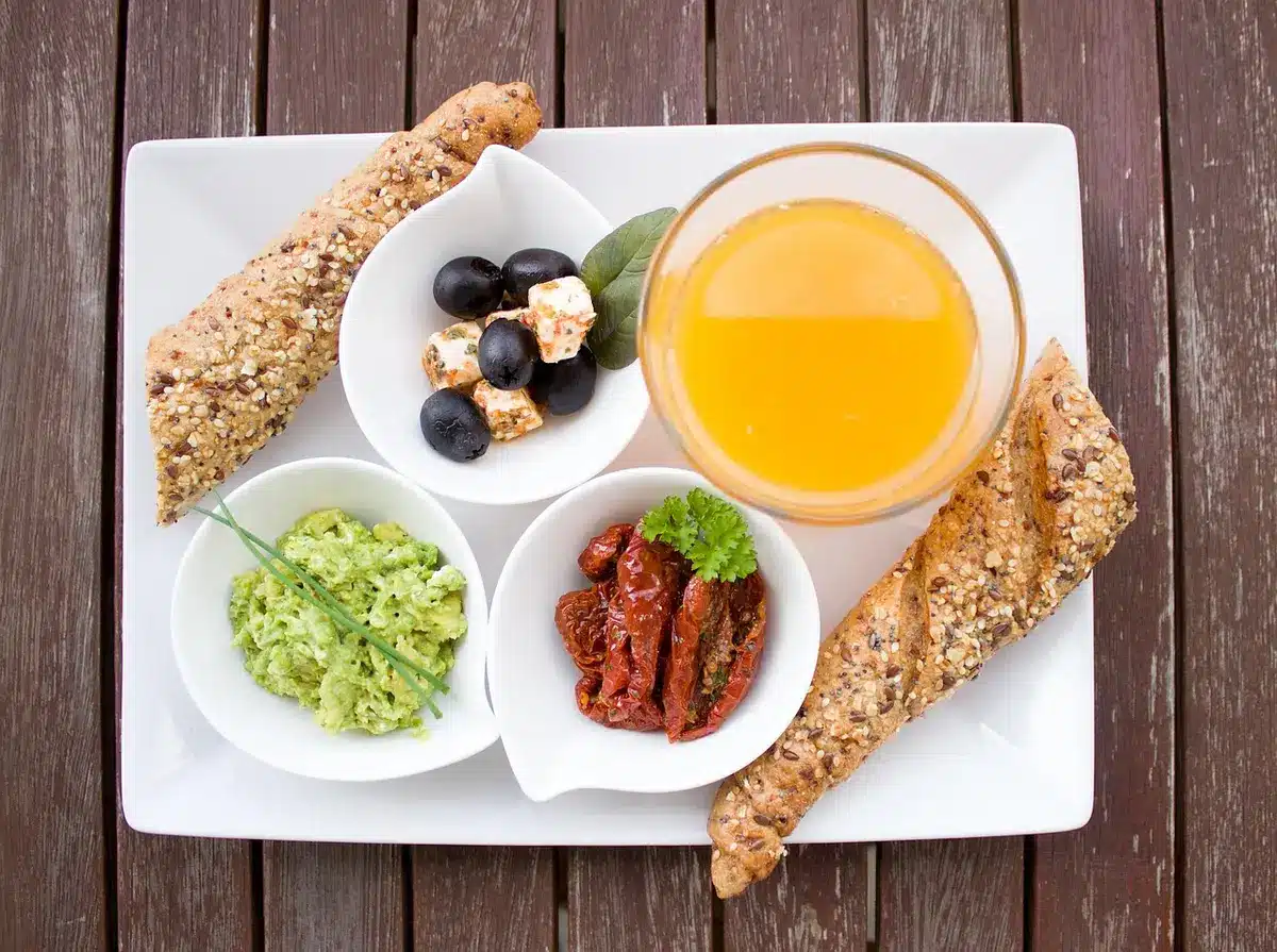 Aliments sains : pain complet, riz brun et légumes variés