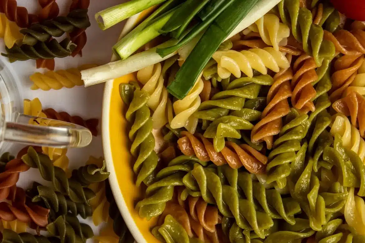 Assiette équilibrée avec légumes, céréales complètes et protéines maigres