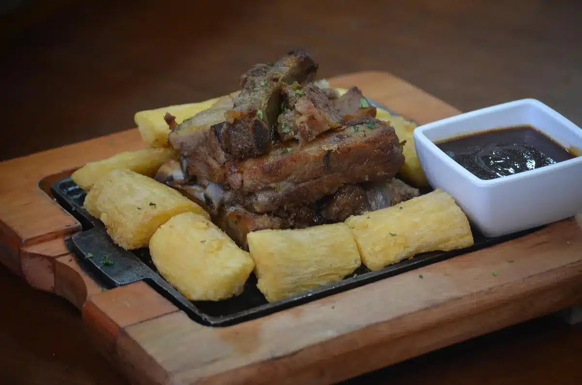 Assiette petite portion illustrant la restriction calorique