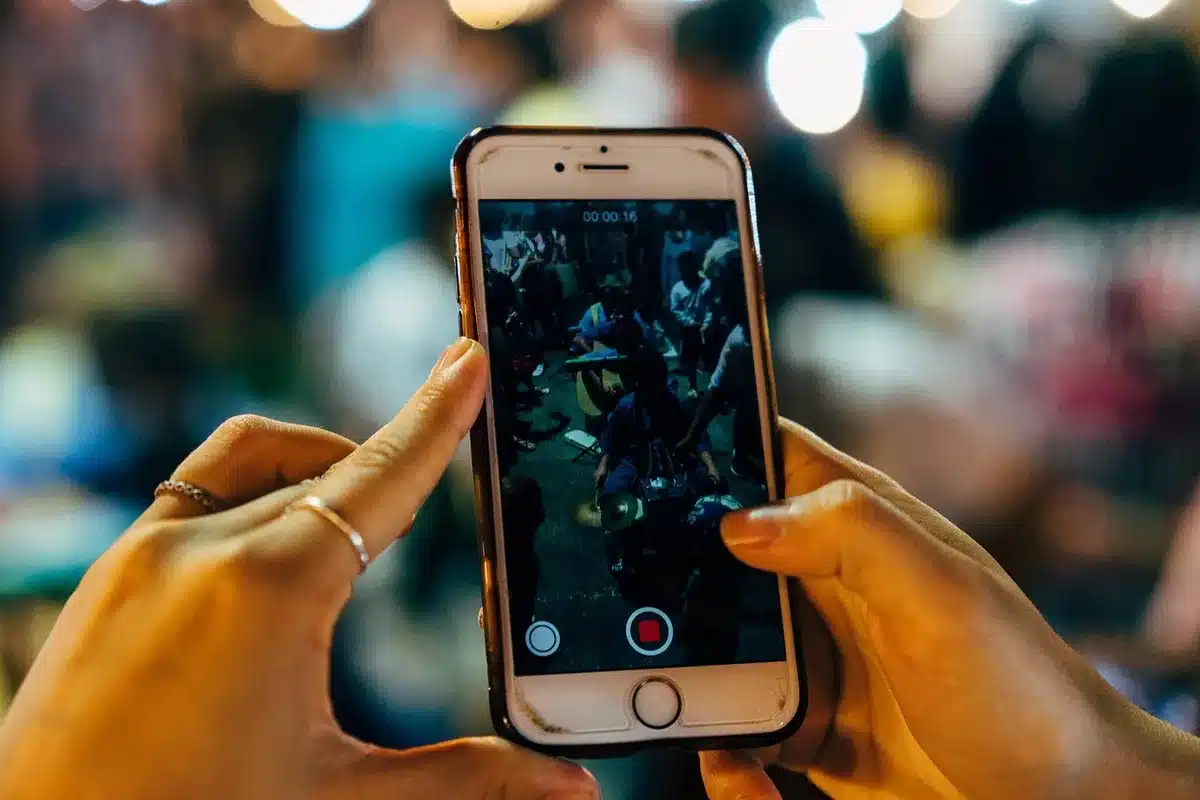 Écran montrant un fil TikTok représentant la viralité de la tendance