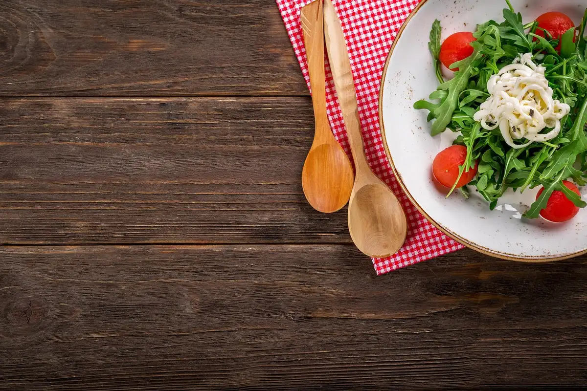 Salade composée avec œuf dur et légumes colorés