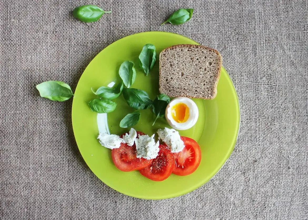Assiette équilibrée avec haricots verts, protéines maigres et féculents complets.