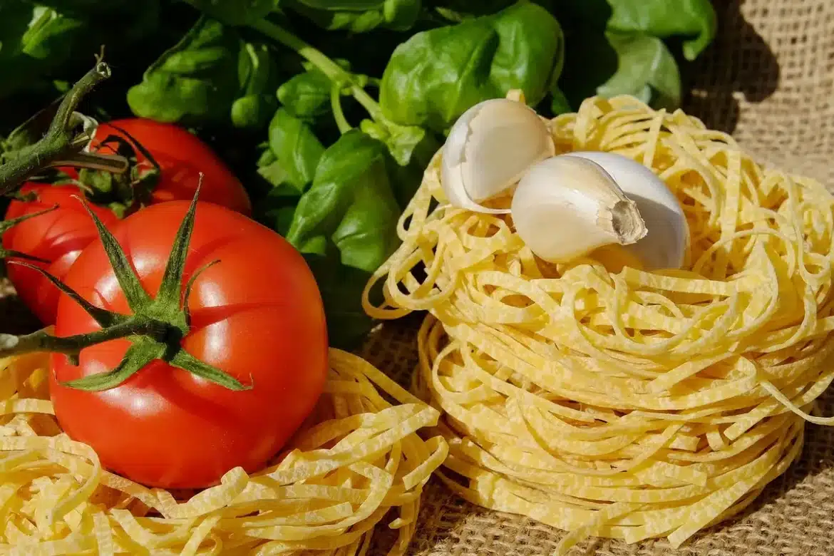 Mains préparant des légumes frais et des céréales complètes sur un plan de travail ensoleillé