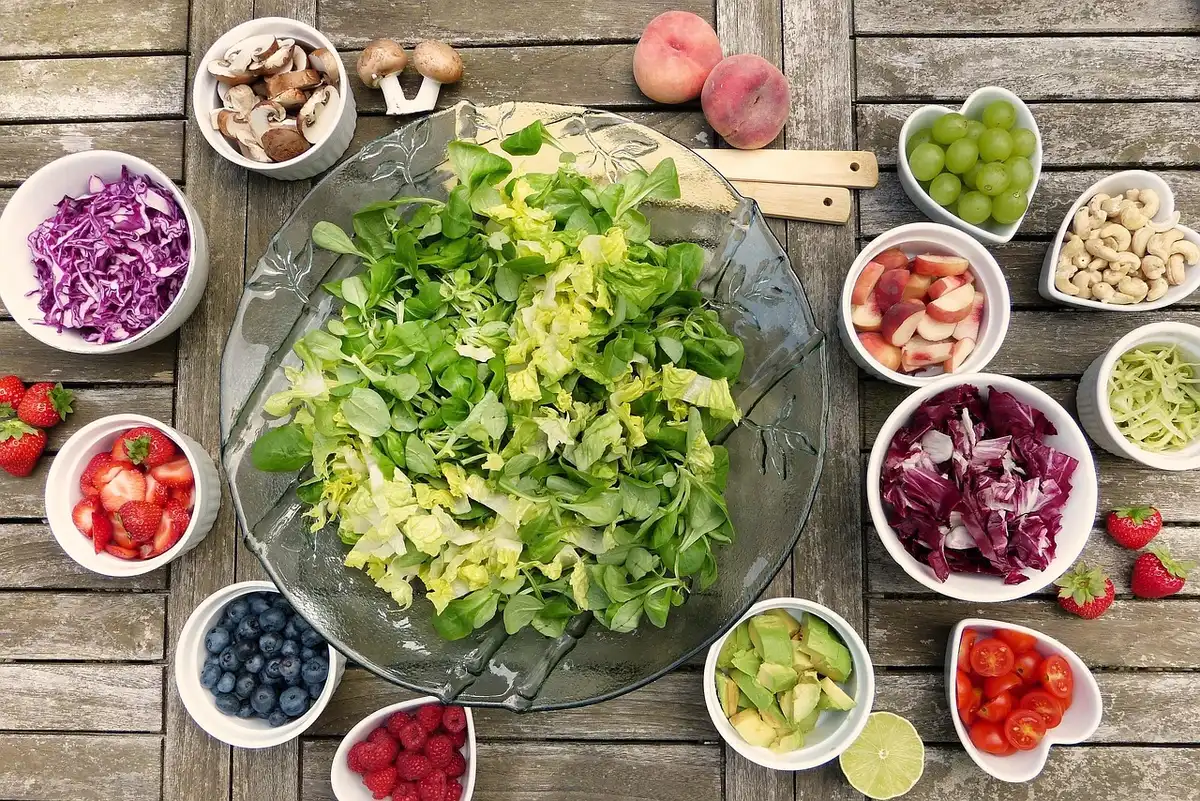 Salade de légumes en entrée pour réduire l'appétit avant le plat