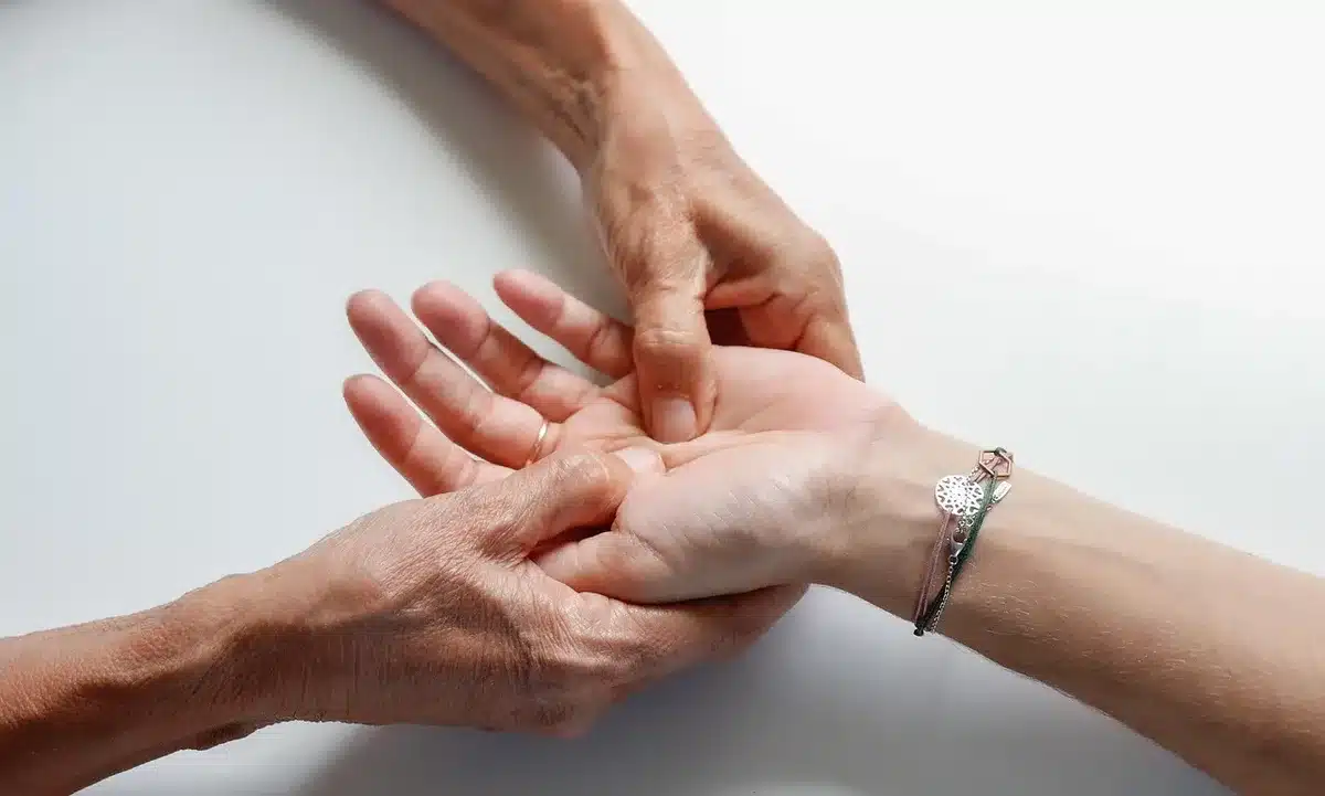 Brossage à sec du corps pour stimuler la circulation et améliorer la texture de la peau