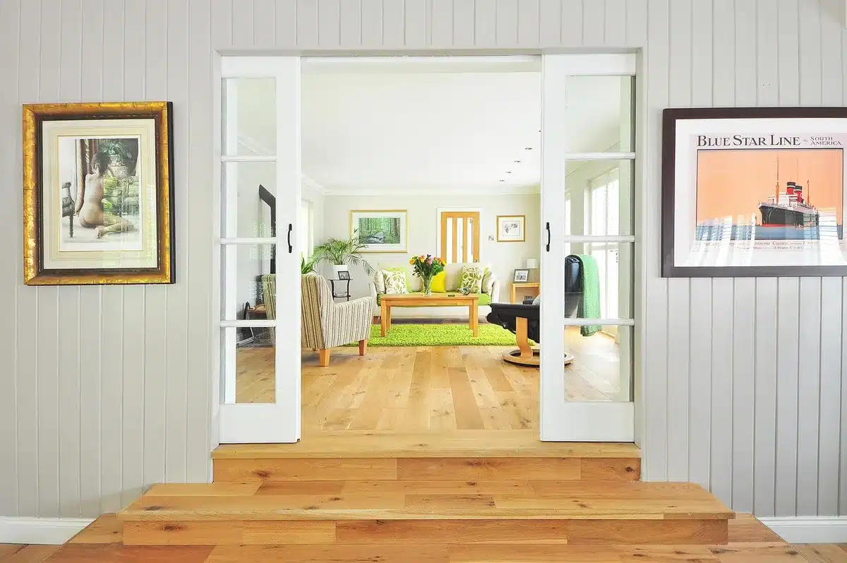 Petit espace dégagé dans un salon avec tapis et zone de saut