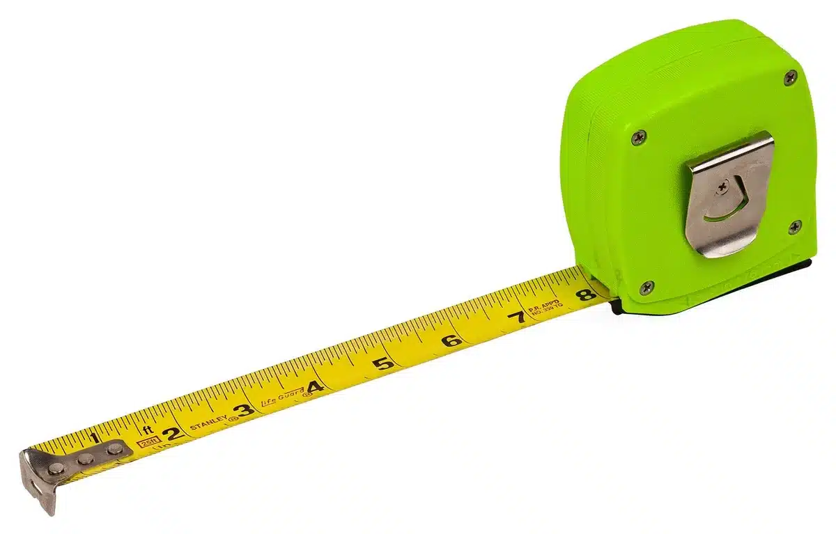 Mesure du mollet avec un ruban-mètre près d'une jambe pour choisir la taille