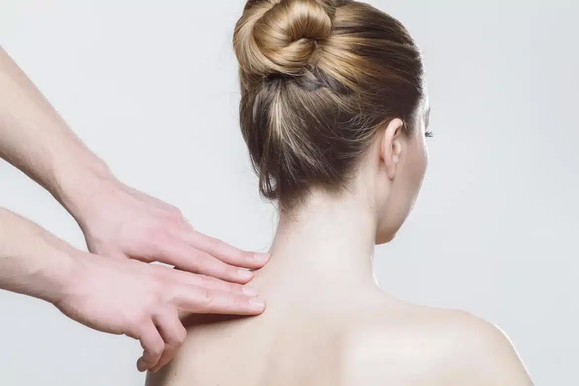 Embouts d'appareils de massage posés sur une table près d'une fenêtre en plein jour