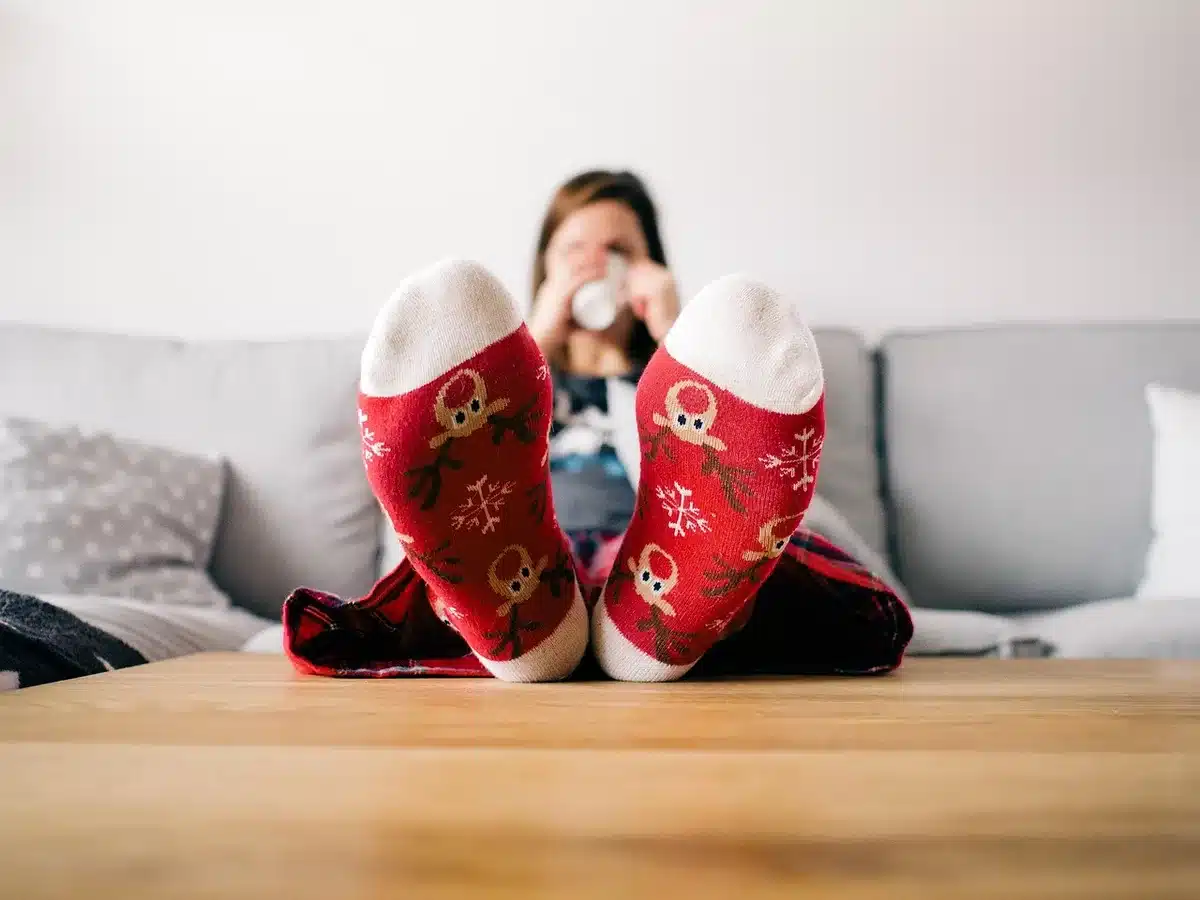 Personne assise avec un coussin lombaire soutenant le bas du dos