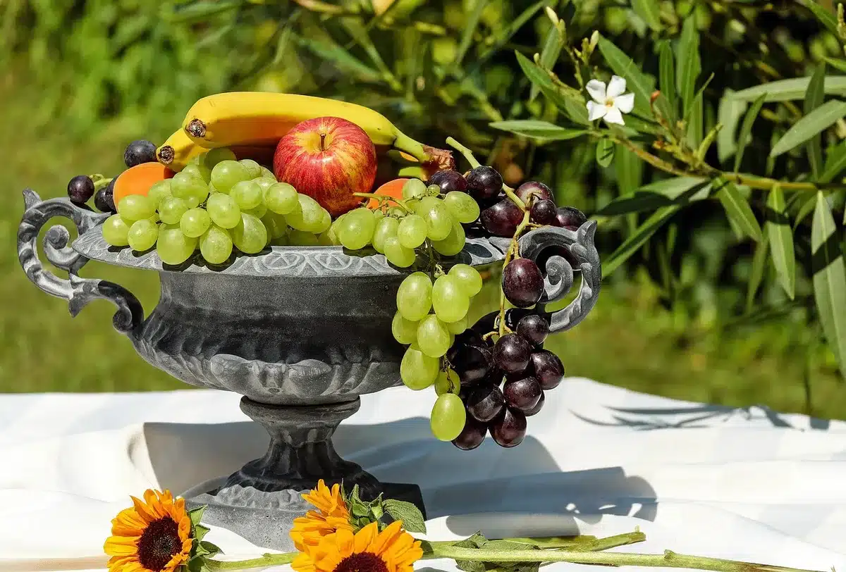 Assiette équilibrée avec glucides complets et une main tenant un verre d'eau