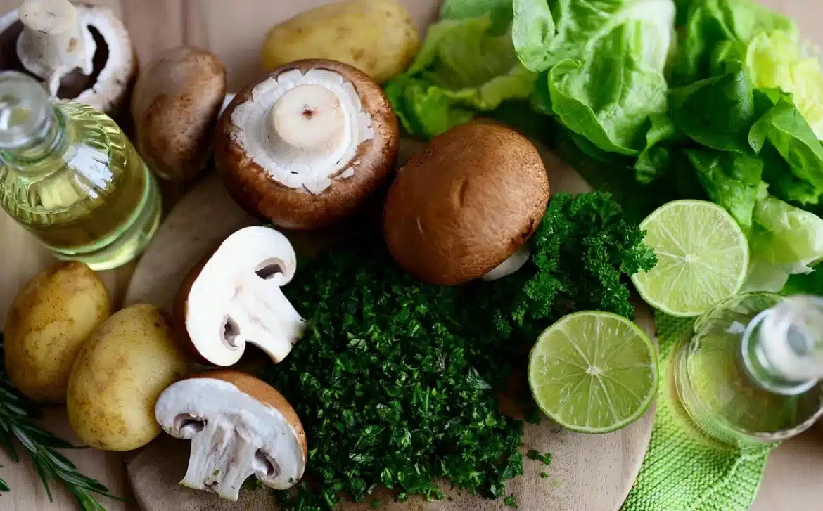 Table de cuisine en journée avec légumes frais et mains préparant un repas