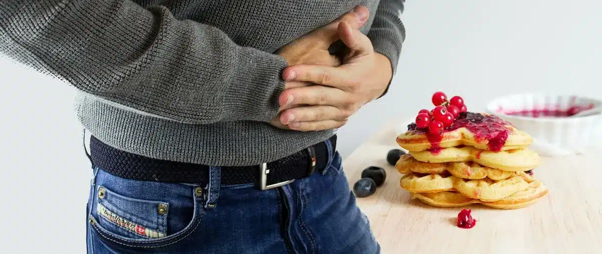 Personne tenant son ventre gonflé après un repas