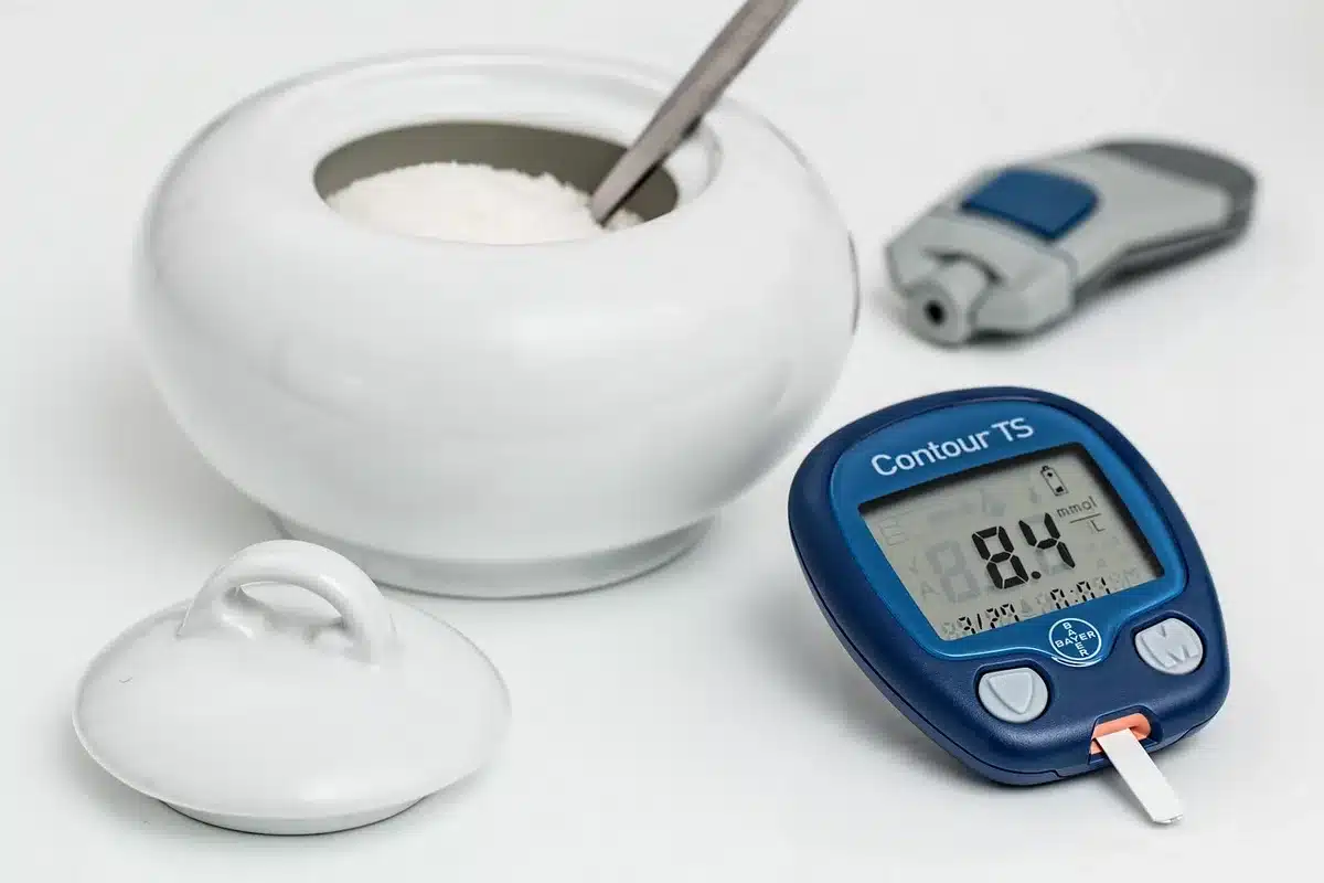 Schéma simple montrant l'action de l'insuline sur les cellules et l'entrée du glucose